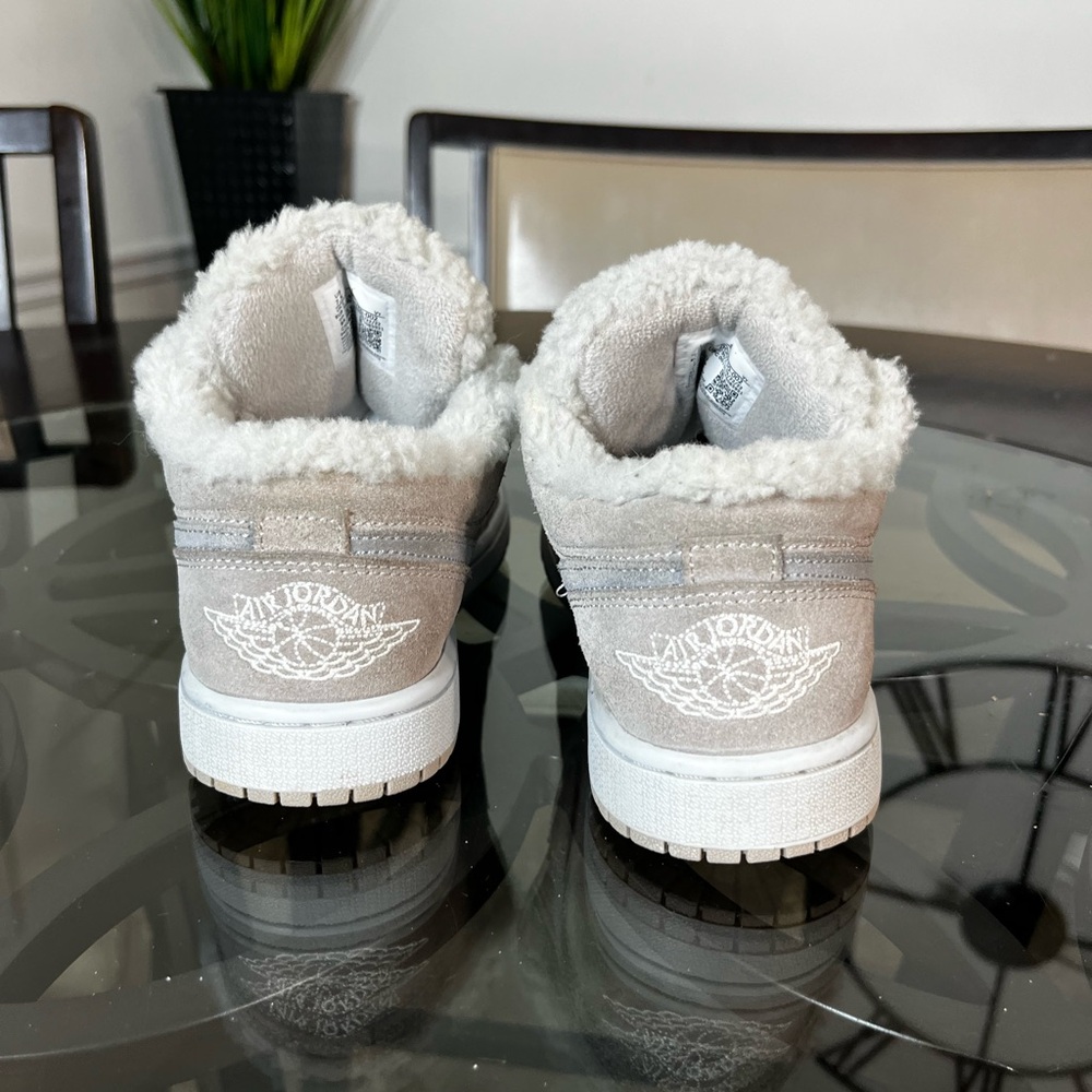 Nike Air Jordan 1 Low SE Sherpa Fleece Size 7.5 Women's - Picture 4 of 5